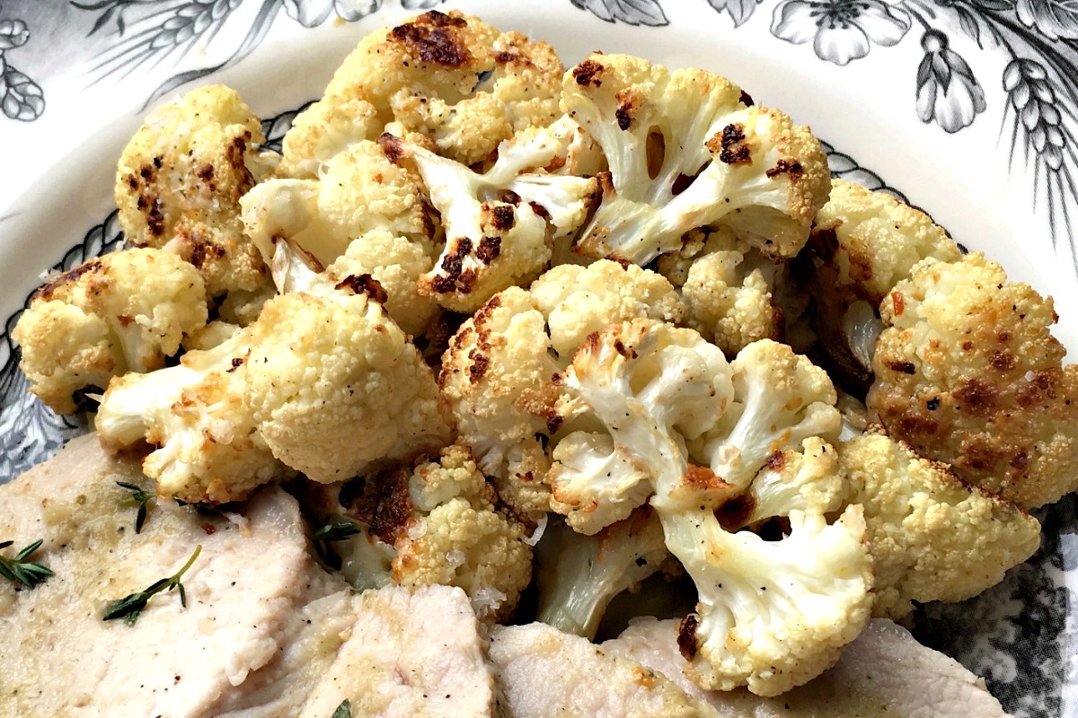 Finding healthy low carb side dish recipes when you start the keto diet can be overwhelming. Keep it simple with this easy spicy low carb oven roasted cauliflower bites with Parmesan recipe.